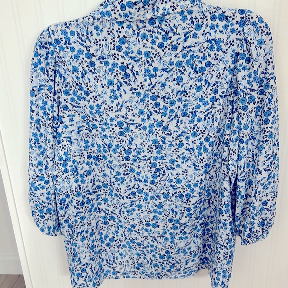 Cute floral 3/4 puffy sleeve top. - Picture 3 of 5